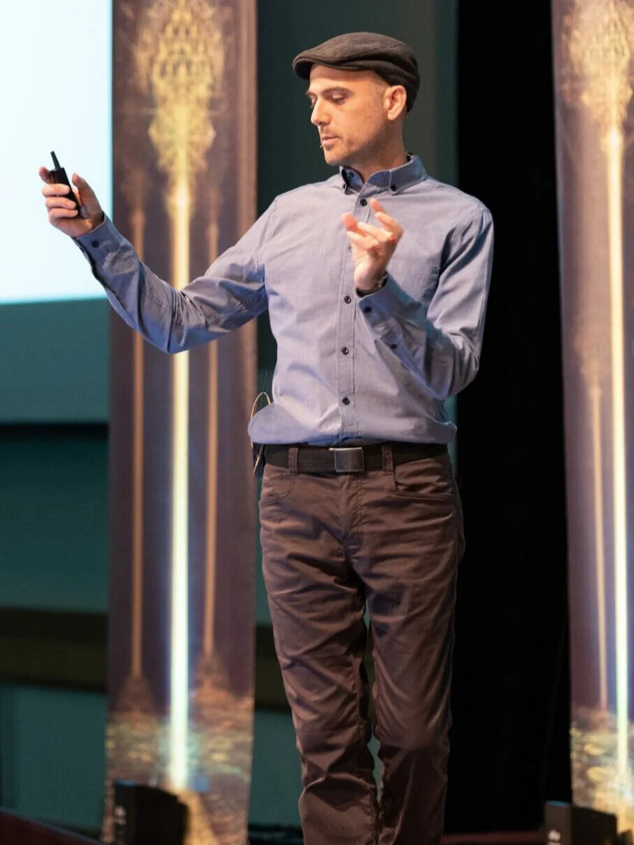 Zvi Ish-Shalom teaching in person.